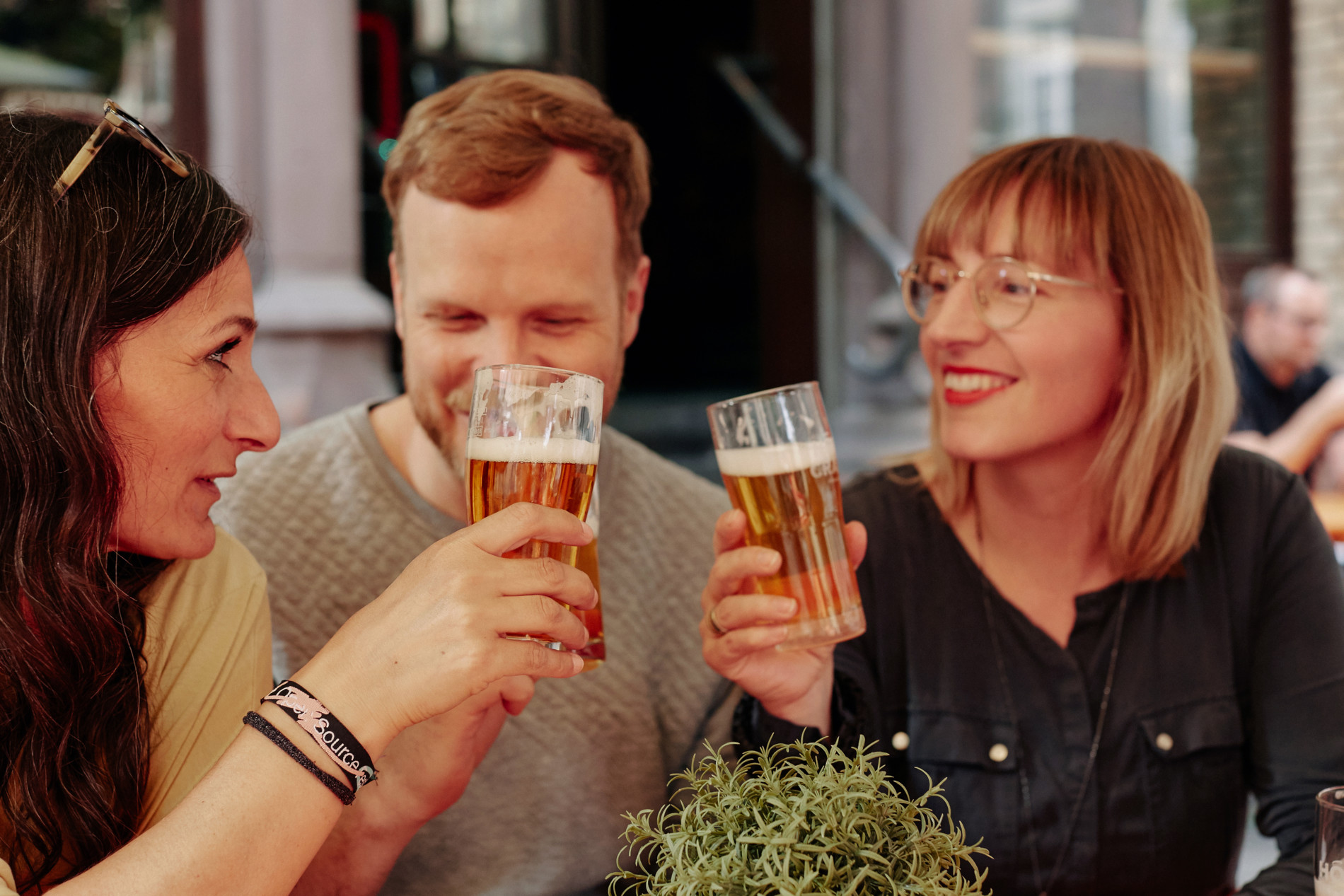 New_Altstadt_Holy_Craftbeer_Bar_Anstossen