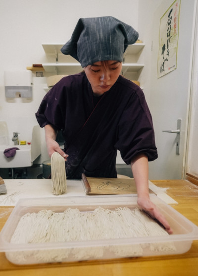 Tamaki Hamanu, Soba-Meisterin, kocht für Soba-An an der Klosterstraße. Motive für Inspirationskarten Sommeredition 02/2024.