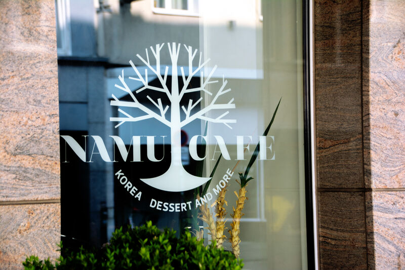 Shop window with lettering of the Namu Café on Oststraße.