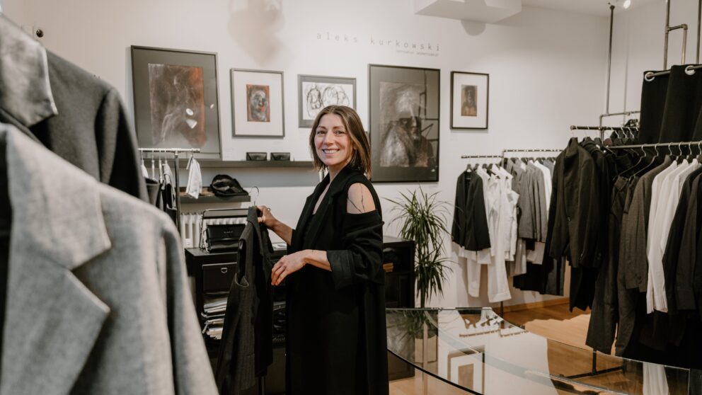 Modedesignerin Aleks Kurkowski in ihrem Store, das auch Atelier und Showroom ist.