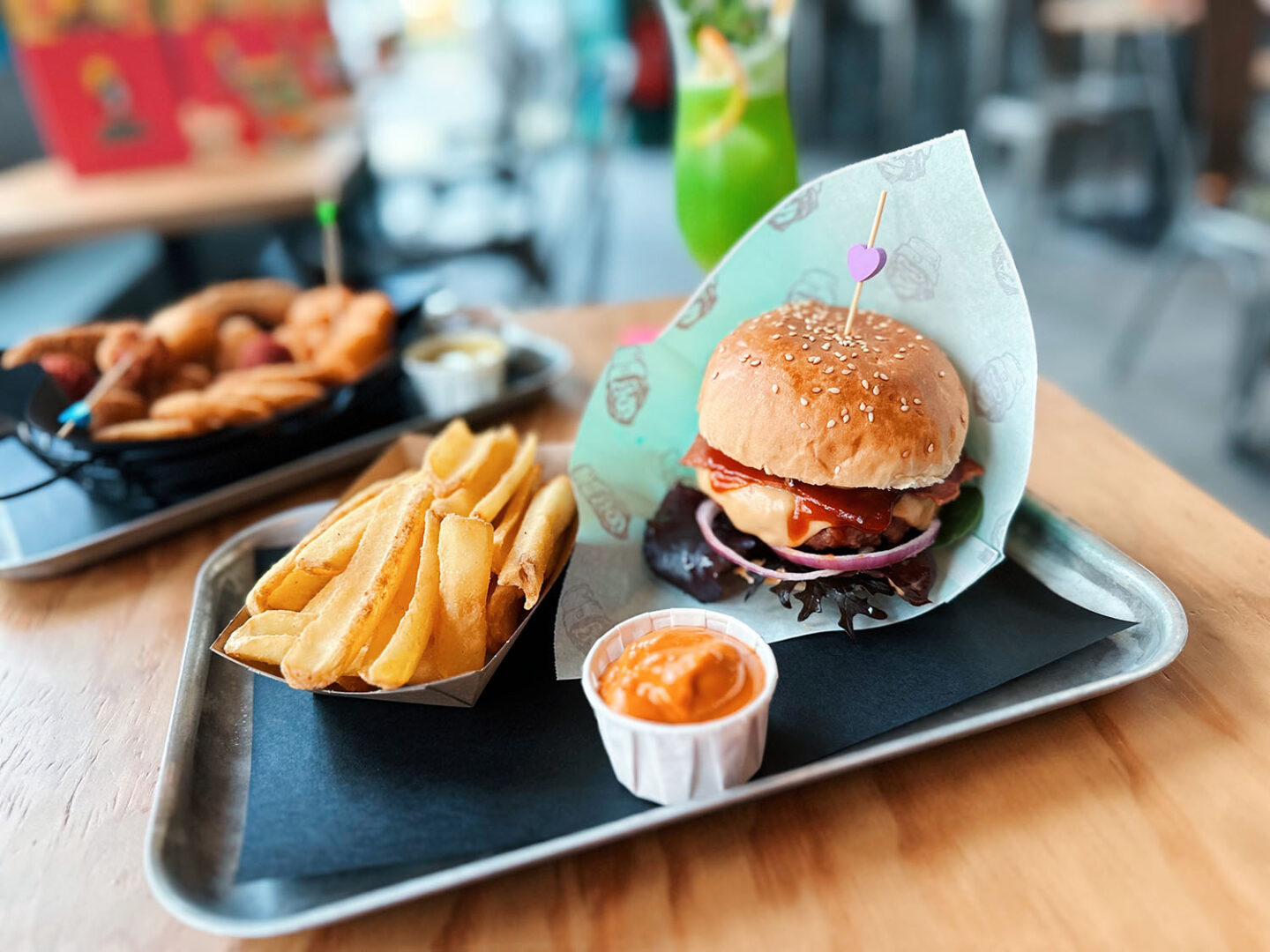 veganer Burger mit Pommes