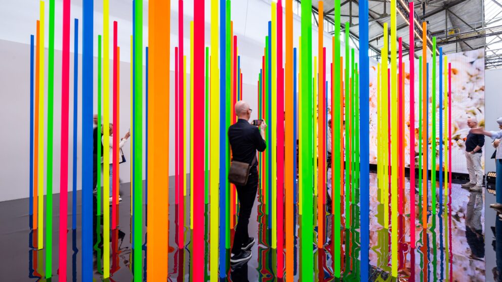 Eine Kunstinstallation aus bunten, vertikalen Streifen.