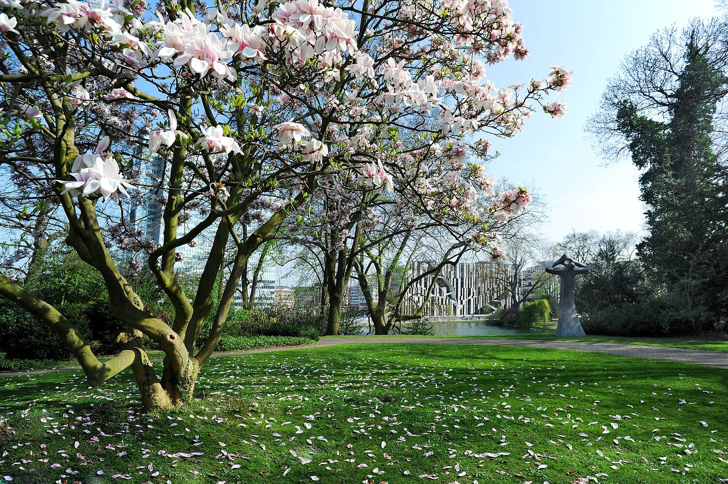 View of the Kö-Bogen I from the Hofgarten.