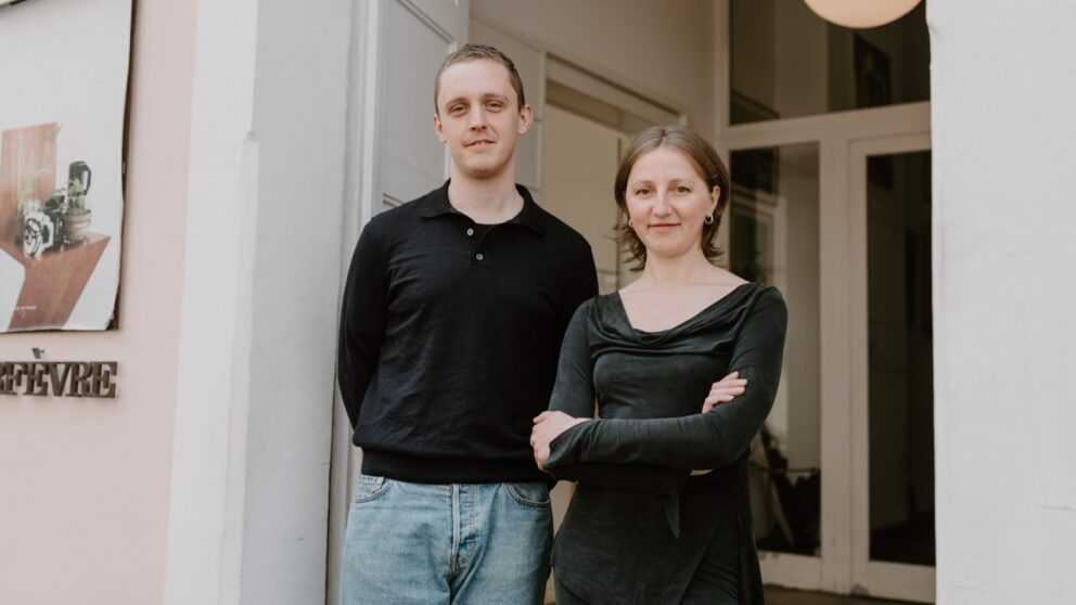 Malte (links) und Lisa stehen im Eingang zu ihrer Schmuckgalerie Orfèvre in der Carlstadt.